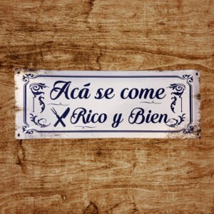 Cartel Chapa 20x54cm "ACA SE CPOME RICO Y BIEN"