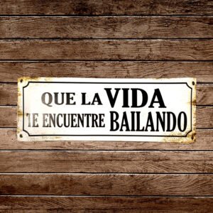 Cartel Chapa  14x37 "QUE LA VIDA TE ENCUENTRE BAILANDO"